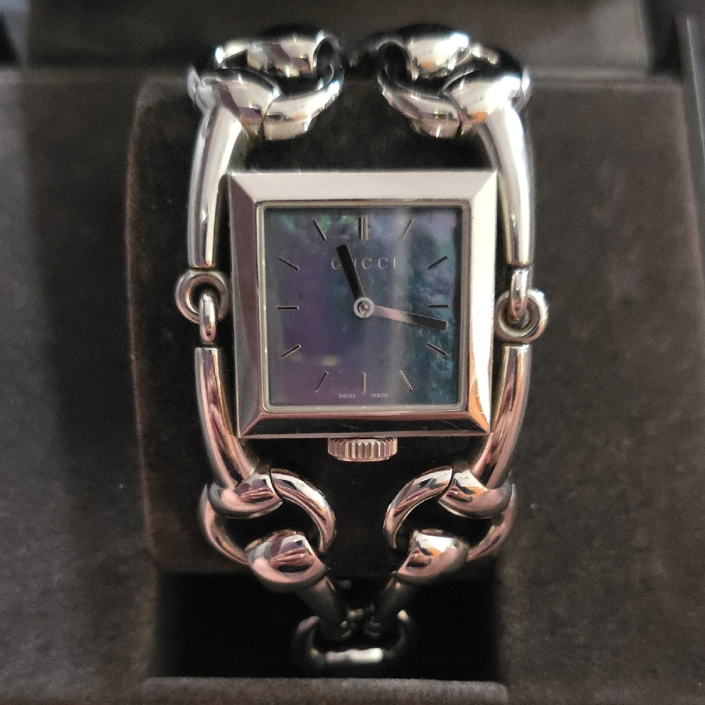 Gucci Silver Chain-Link Watch with Iridescent Face